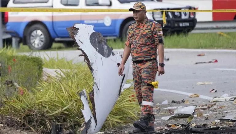 Malaysia Plane Crash Private Jet Crashes Into Motorbike Car Several Dead Marathi News Malaysia Plane Crash : आकाशात उडणारं विमान अचानक थेट रस्त्यावर, भीषण अपघातात 10 जणांचा मृत्यू