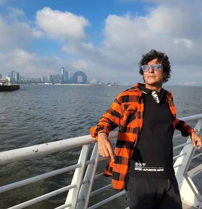 ચંકીએ કહ્યું, “તે સમયે મારી પાસે બિલ ચૂકવવા માટે પૂરતા પૈસા નહોતા. તેથી તે મને સીધો રસોડામાં લઈ ગયો અને ત્યાં મેં વાસણ ધોયા હતા. પછી થોડા સમય પછી સાજીદ નડિયાદવાલા અને સાજીદ ખાન આવ્યા અને મને બચાવ્યો અને બિલ ચૂકવ્યું હતું.