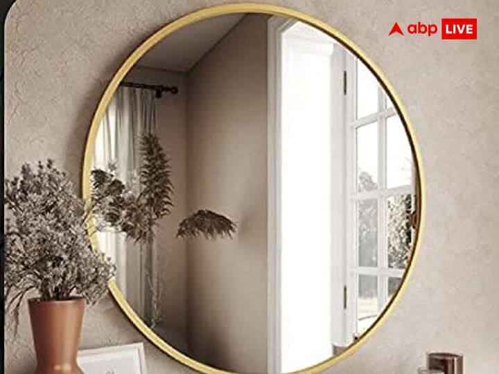 दर्पण: सभी घरों में दर्पण होता है. लेकिन गलत दिशा में लगा दर्पण तेजी से नकारात्मकता को बढ़ाता है. वास्तु शास्त्र के अनुसार, दर्पण को घर के पूर्वी और उत्तरी दीवार पर लगाना चाहिए. इससे धन में वृद्धि होती है. साथ ही इस बात का भी ध्यान रखें कि, मुख्य द्वार पर दर्पण या कांच से बनी कोई वस्तु न रखें.