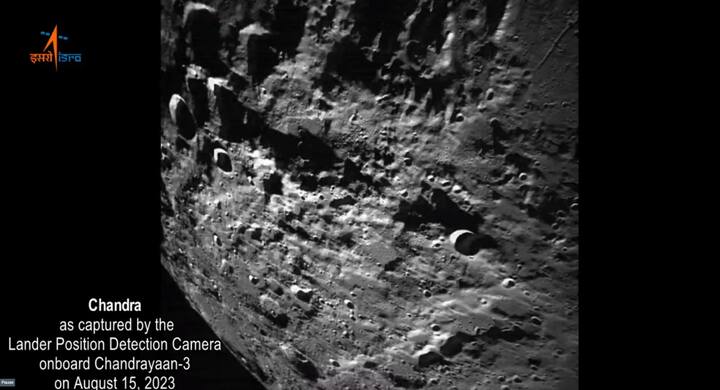 यामध्ये चंद्राचा पृष्ठभाग स्पष्टपणे दिसत आहे. (PC:ISRO/twitter)