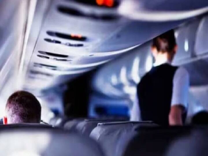 Passenger Clicks Obscene Photos On Flight Delhi Commission for Women Issues Notice Air Hostess: விமானத்தில் மீண்டும் சர்ச்சை ..விமான பணிப்பெண்ணின் அந்தரங்க புகைப்படத்தை எடுக்க முயற்சித்த பயணி ..நடந்தது என்ன?