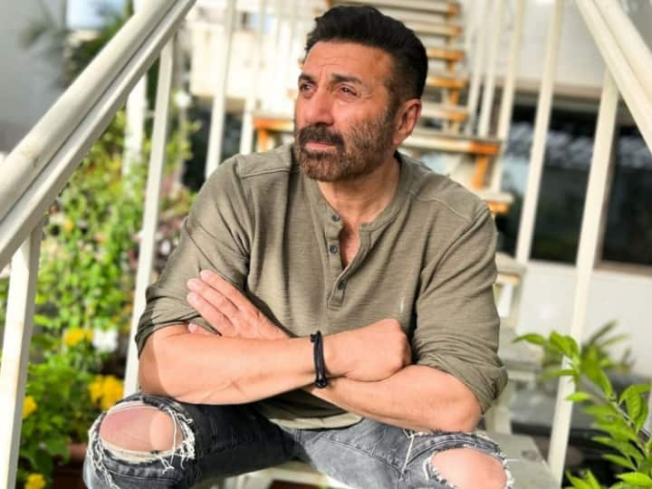 Sunny Deol Funny Kissa: अपने शांत स्वभाव के लिए फेमस एक्टर सनी देओल ने एक बार बचपन में कुछ ऐसा कर दिया था कि उनके पिता धर्मेंद्र ने उनकी खूब पिटाई की थी. चलिए जानते हैं क्या है पूरा किस्सा.........