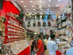 Hariyali Teej 2023: हरियाली तीज पर दिल्ली के बाजारों में बढ़ी रौनक, दुकानों में दिखी महिलाओं की भीड़