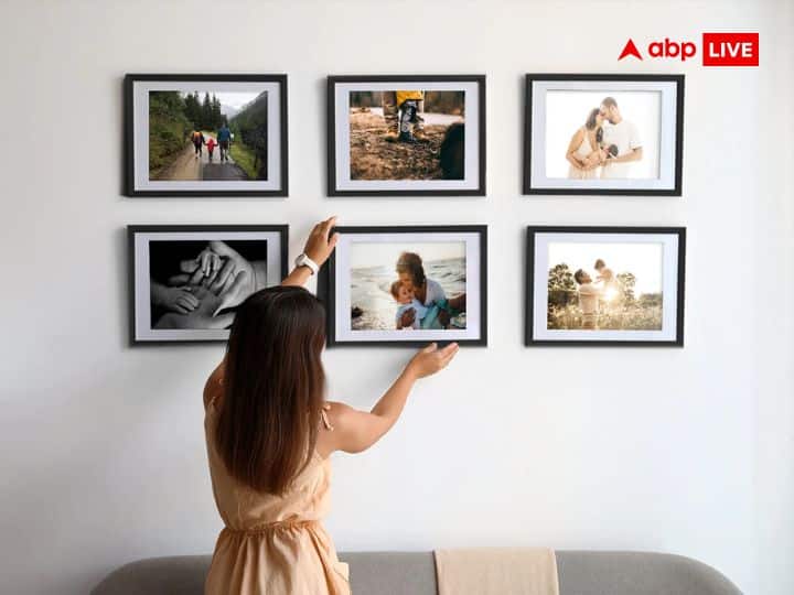 फोटो फ्रेम: वास्तु शास्त्र के अनुसार, फोटो फ्रेम लगाने की दिशा के बारे में बताया गया है. फैमली फोटो फ्रेम हमेशा उत्तर और पूर्व दिशा की ओर लगाएं. इससे परिवार में मेल-मिलाप बढ़ता है. वहीं विवाहित दंपति को बेडरूम में एक साथ वाली फोटो फ्रेम लगानी चाहिए.