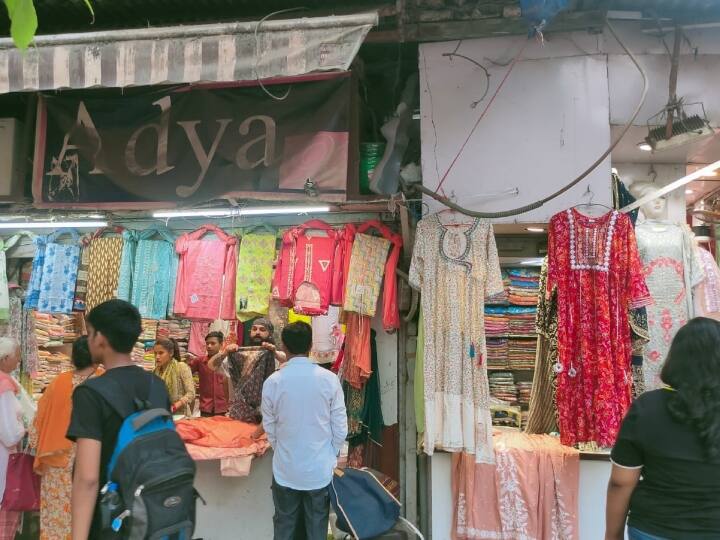 हरियाली तीज को लेकर भी दिल्ली के चांदनी चौक बाजार स्थित साड़ियों के दुकान, चूड़ियों और आभूषणों के दुकान पर भी महिलाओं की खास भीड़ देखी जा रही है. बाजारों के दुकानदारों का भी कहना है कि शाम के वक्त हरियाली तीज के पूजन सामग्री को खरीदने के लिए महिलाएं पहुंच रही हैं और पूजन विधि के अनुसार विशेष हरे रंग की साड़ियां, चूड़ी , मेहंदी और श्रृंगार के सामानों की मांग अधिक है.