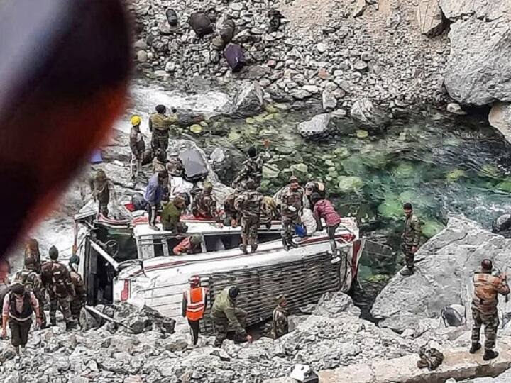 9 Army personnel killed after vehicle plunges into gorge in Ladakh know more details here Ladakh Accident: அதிர்ச்சி.. லடாக்கில் கட்டுப்பாட்டை இழந்த ராணுவ வாகனம் ..9 ராணுவ வீரர்கள் உயிரிழப்பு