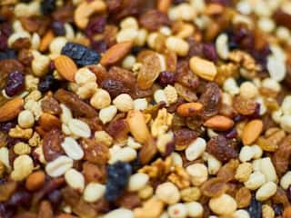 क्या आप भी किशमिश और चना साथ में भिगोकर खाते हैं? तो पहले पढ़ लीजिए यह खबर