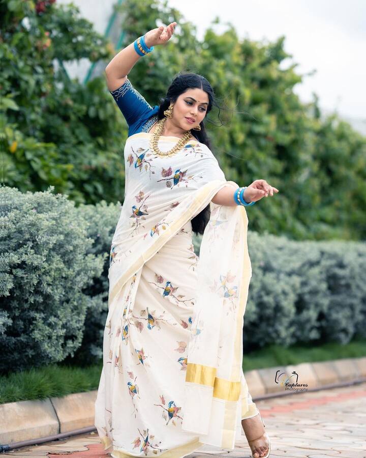 వైట్ కలర్ చీరలో మెరిసిపోతున్న పూర్ణ.  Image Credit: Shamna Kasim/  Instagram