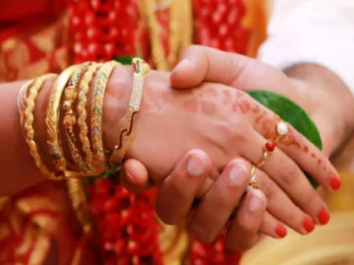 20,000 young men's applications for marriage pending in Surat narigruh Surat: સુરત નારીગૃહમાં લગ્ન માટે આવી 20 હજાર મુરતિયાઓની અરજી, અંતે ગેટ પર બેનર લગાવ્યું, ભાઈઓ અહિંયા કોઈ લગ્ન માટે યુવતી નથી