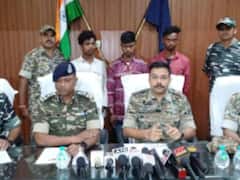 दंतेवाड़ा में नाबालिग समेत 4 नक्सली गिरफ्तार, 25 किलो बारूद और भारी मात्रा में विस्फोटक बरामद
