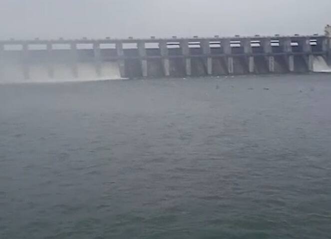 या सात दरवाज्यामधून   183.80 घन मी. प्रति सेकंद प्रमाणे पाण्याचा विसर्ग करण्यात येत आहे.