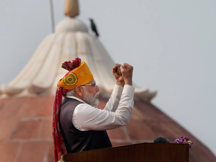 इस साल प्रधानमंत्री नरेंद्र मोदी ने स्वतंत्रता दिवस पर लगातार 10वीं बार लाल किले से ध्वजारोहण किया. पीएम मोदी चौथे प्रधानमंत्री हैं, जो 10 सालों से इस परंपरा को निभा रहे हैं.