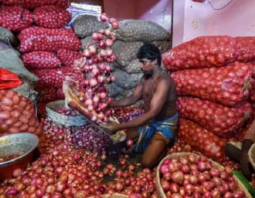 govt-imposes-40-per-cent-duty-on-onion-till-31-december-to-curb-import-and-check-domestic-prices Export Duty on Onion: ਹੁਣ ਟਮਾਟਰਾਂ ਤੋਂ ਬਾਅਦ ਪਿਆਜ਼ ਦੀ ਵਾਰੀ! ਵੱਧ ਸਕਦੀਆਂ ਕੀਮਤਾਂ, ਸਰਕਾਰ ਨੇ ਲੋਕਾਂ ਦੇ ਹਿੱਤ 'ਚ ਲਿਆ ਇਹ ਫੈਸਲਾ