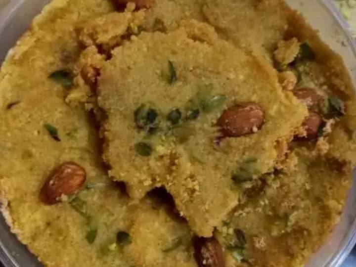 आपकी जानकारी के लिए बता दें कि घेवर एक पारंपरिक राजस्थानी मिठाई है. जो आपकी रसोई में आसानी से बनाई जा सकती है. इसे रसोई में मिलने वाली चीजों के साथ जैसे- मैदा, दूध, घी के इस्तेमाल से आसानी से बनाया जा सकता है. घेवर को बनाने के बाद उसे चीनी की चाशनी में भिगोकर चांदी के वर्क और कटे हुए बादाम और मेवों से सजाया जाता है. ताकि यह और भी मीठा हो जाए. हरियाली तीज के दौरान खासकर इसका इस्तेमाल किया जाता है.