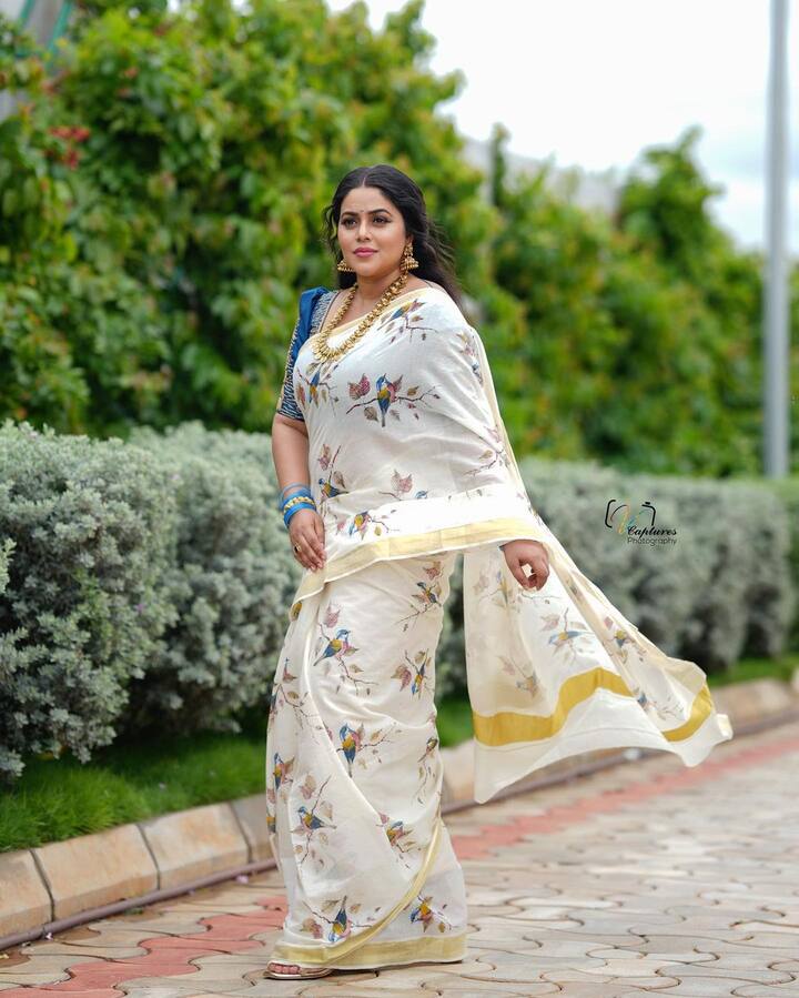 వైట్ కలర్ చీరలో మెరిసిపోతున్న పూర్ణ.  Image Credit: Shamna Kasim/  Instagram