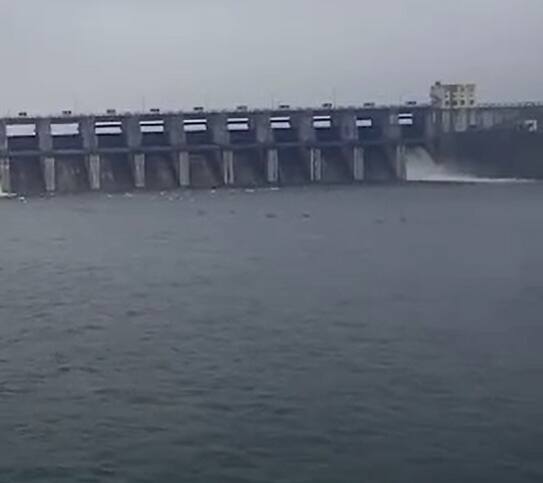 पावसामुळे आता शेतकऱ्यांची देखील चिंता मिटली आहे.