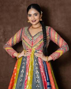 Sreemukhi Latest Photos : కుందనపు బొమ్మలా శ్రీముఖి - అందమంతా కుమ్మరించినట్టు