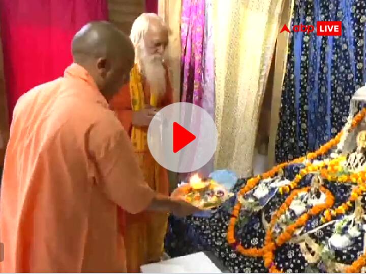 Uttar Pradesh CM Yogi Adityanath visited Ayodhya and offered prayers to Ram Lala Watch: अयोध्या में सीएम योगी आदित्यनाथ ने रामलला के दर्शन कर की पूजा-अर्चना, सामने आईं तस्वीरें