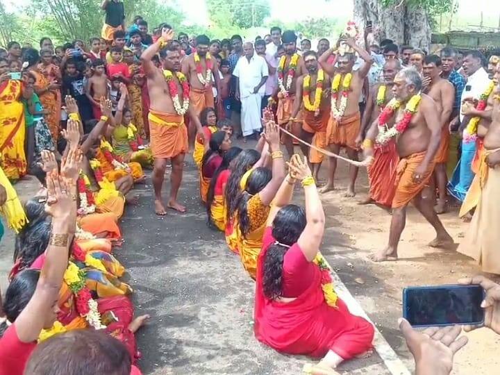 Devotees who broke coconuts on their heads and got whips temple festival in Karur TNN தலையில் தேங்காய் உடைத்து சாட்டையடி வாங்கிய பக்தர்கள் - கரூரில் வினோத நிகழ்ச்சி