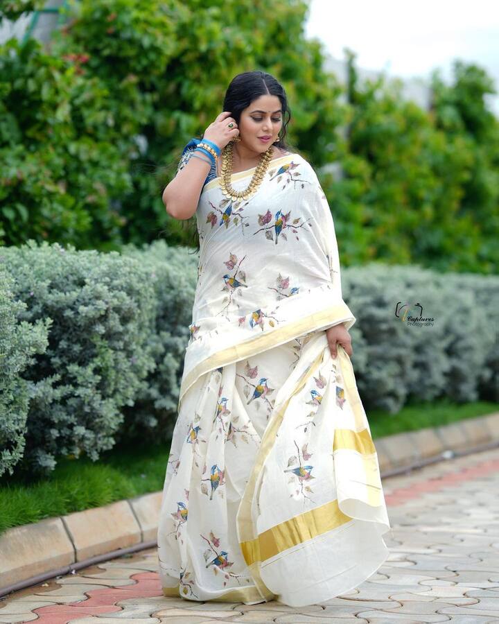 వైట్ కలర్ చీరలో మెరిసిపోతున్న పూర్ణ. Image Credit: Shamna Kasim/  Instagram
