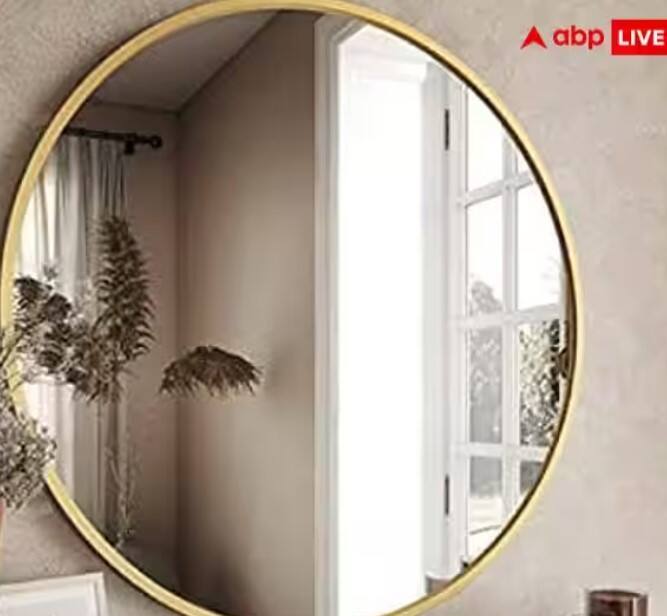 ਸ਼ੀਸ਼ਾ: ਹਰ ਘਰ ਵਿੱਚ ਇੱਕ ਸ਼ੀਸ਼ਾ ਹੁੰਦਾ ਹੈ। ਪਰ ਗਲਤ ਦਿਸ਼ਾ 'ਚ ਲਗਾਇਆ ਗਿਆ ਸ਼ੀਸ਼ਾ ਨਕਾਰਾਤਮਕਤਾ ਨੂੰ ਤੇਜ਼ੀ ਨਾਲ ਵਧਾਉਂਦਾ ਹੈ। ਵਾਸਤੂ ਸ਼ਾਸਤਰ ਦੇ ਮੁਤਾਬਕ ਘਰ ਦੀ ਪੂਰਬੀ ਅਤੇ ਉੱਤਰੀ ਦੀਵਾਰਾਂ 'ਤੇ ਸ਼ੀਸ਼ੇ ਲਗਾਉਣੇ ਚਾਹੀਦੇ ਹਨ। ਇਸ ਨਾਲ ਦੌਲਤ ਵਿੱਚ ਵਾਧਾ ਹੁੰਦਾ ਹੈ। ਇਸ ਗੱਲ ਦਾ ਵੀ ਧਿਆਨ ਰੱਖੋ ਕਿ ਮੁੱਖ ਦਰਵਾਜ਼ੇ 'ਤੇ ਕੋਈ ਵੀ ਸ਼ੀਸ਼ਾ ਜਾਂ ਕੱਚ ਦੀ ਚੀਜ਼ ਨਾ ਰੱਖੋ।