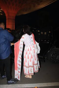 Anushka Sharma Photos: देसी अवतार में एयरपोर्ट पर स्पॉट हुईं अनुष्का शर्मा, अनारकली में एक्ट्रेस को देख फैंस बोले-'उफ्फफ ये ब्यूटी'