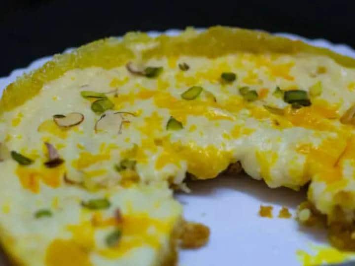 जिसे आप आसानी से घर पर ही बना सकते हैं. जिन लोगों को मिठाई खाना बेहद पसंद है उन्हें तो एक बार इसे रिसिपी को जरूर ट्राई करना चाहिए. घेवर की मिठाई बेहद ही फेमस रेसिपी है और अक्सर लोग इसे खाते वक्त यही सोचते हैं कि कितना मुश्किल होगा इस मिठाई को बनाना. इसे कैसे बनाया जाता है?