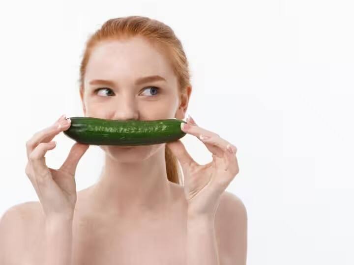 काकडीने ओठांचा काळेपणा कमी करा : काकडी त्वचेला हायड्रेट ठेवण्यास मदत करते, अशावेळी तुम्ही ओठांच्या त्वचेसाठीही याचा वापर करू शकता. यामध्ये असलेले अँटिऑक्सिडंट आणि सिलिका समृद्ध कंपाऊंड त्वचा उजळ करते आणि इतर गोष्टी देखील कमी करते.