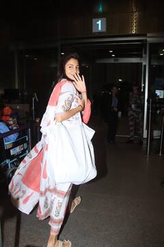 Anushka Sharma Photos: देसी अवतार में एयरपोर्ट पर स्पॉट हुईं अनुष्का शर्मा, अनारकली में एक्ट्रेस को देख फैंस बोले-'उफ्फफ ये ब्यूटी'