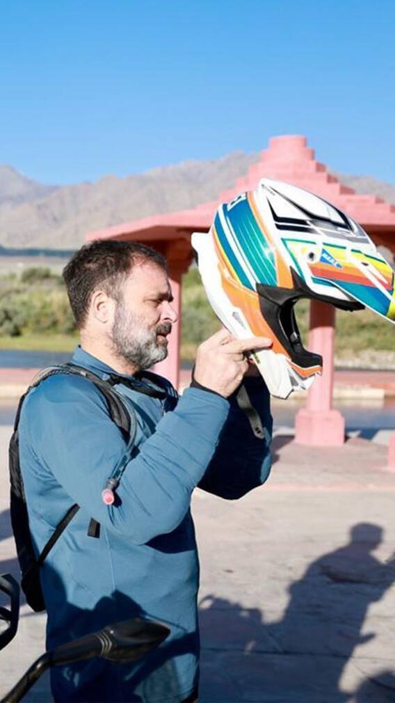 राहुल गांधी सुस्साट... लडाखच्या रस्त्यांवर बाईक रायडिंग