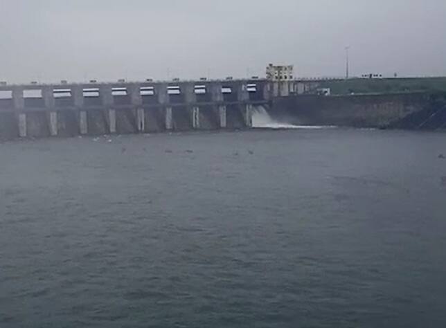 यामुळे नदीकाठच्या गावांना प्रशसानाने सतर्कतेचा इशारा दिला आहे.