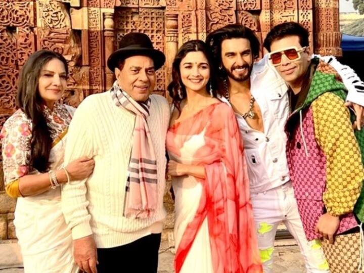 RARKPK: शबाना आजमी और धर्मेंद्र के किसिंग सीन पर 64 साल की इस एक्ट्रेस ने किया रिएक्ट, बोलीं- 'एज में क्या रखा है...' rocky rani kii prem kahaani zarina wahab reaction on dharmendra shabana azmi kissing scene RARKPK: शबाना आजमी और धर्मेंद्र के किसिंग सीन पर 64 साल की इस एक्ट्रेस ने किया रिएक्ट, बोलीं- 'एज में क्या रखा है...'