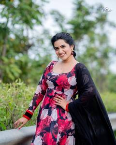 Sravanthi Chokarapu: పూల గౌనులో సీతాకోకచిలుకలా తళుక్కుమన్న స్రవంతి చొక్కారపు