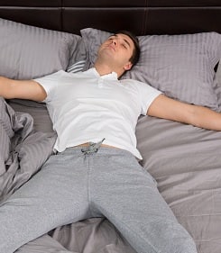 ঘুম আমাদের জন্য খুবই গুরুত্বপূর্ণ হওয়া সত্ত্বেও খুবই অবাক হওয়ার মতো ব্যাপার হলো যে এনিয়ে এখন পর্যন্ত বড় মাপের কোন গবেষণাই হয়নি। প্রথমে জানা প্রয়োজন মানুষ ঘুমের মধ্যে কোন ভঙ্গিতে শুয়ে থাকে। সমস্যা হল, আমরা শুধুমাত্র মনে করতে পারি ঘুম আসার আগে কোন ভঙ্গিতে শুয়েছিলাম, আর ঘুম থেকে জেগে ওঠার সময়টিতে আমাদের দেহের ভঙ্গি কেমন ছিল।