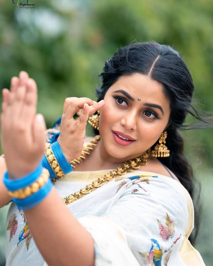 ఒక పక్క అమ్మతనాన్ని ఆస్వాదిస్తూనే మరోవైపు తన కెరీర్ ని కొనసాగిస్తుంది పూర్ణ.  Image Credit: Shamna Kasim/  Instagram