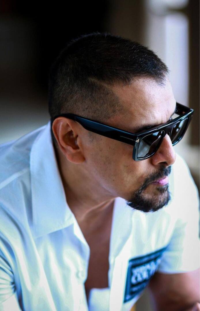 ஷார்ட் ஹேர், ப்ரெஞ்சு தாடி, வெள்ளை சட்டை, கூலர்ஸ் என மாஸ் காட்டுகிறார் விக்ரம்