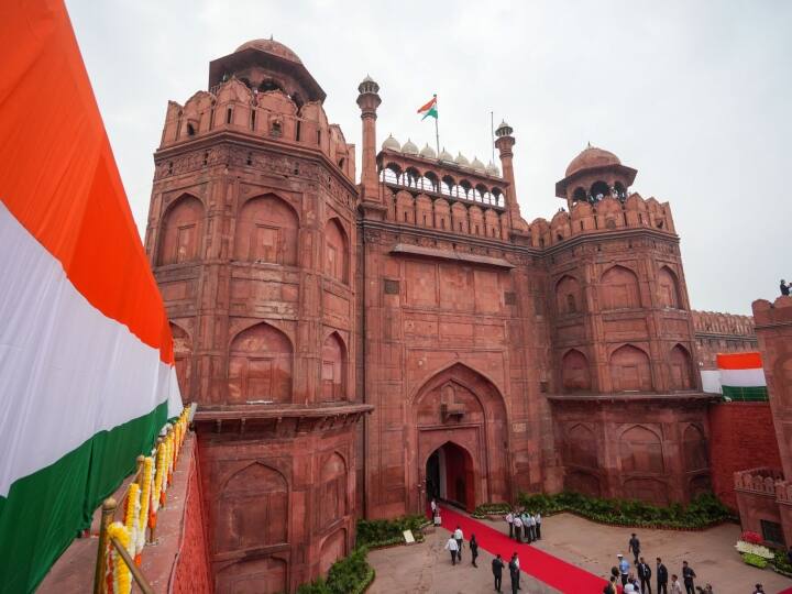 15 अगस्त, 2023 को देश के 77वें स्वतंत्रता दिवस पर प्रधानमंत्री नरेंद्र मोदी के संबोधन से पहले लाल किले की तस्वीरें सामने आई थीं.