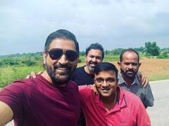MS Dhoni: सर्जरी के बाद धोनी ने दोस्तों संग क्लिक की सेल्फी, कैप्टन कूल की फिटनेस देख हैरान हुए फैंस