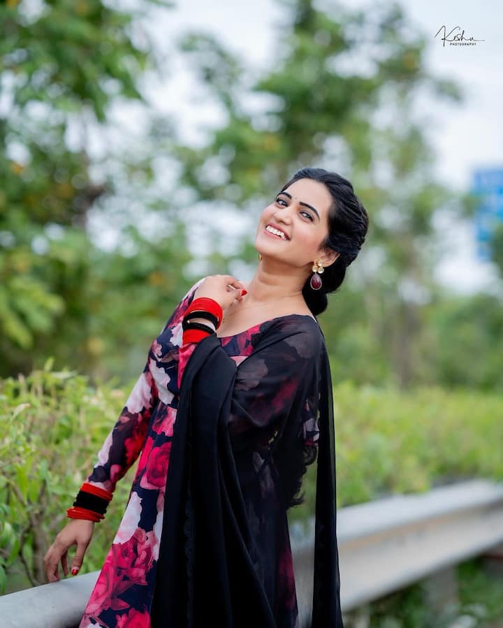 ఈ మధ్య కాలంలో యాంకర్ గా బాగా రాణిస్తుంది స్రవంతి చొక్కారపు. Image Credit: Sravanthi Chokarapu / Instagram