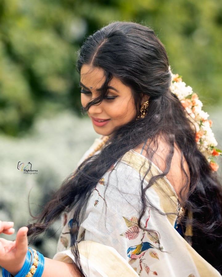 వైట్ కలర్ చీరలో మెరిసిపోతున్న పూర్ణ.  Image Credit: Shamna Kasim/  Instagram
