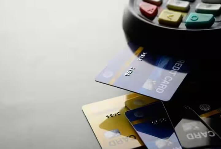 યુઝર્સ ઓનલાઈન શોપિંગ માટે મોટા પ્રમાણમાં ક્રેડિટ કાર્ડનો ઉપયોગ કરે છે. જો તમે અલગ-અલગ શોપિંગ વેબસાઈટ પર પણ કાર્ડનો ઉપયોગ કરો છો, તો સુરક્ષિત ટ્રાન્ઝેક્શન માટે ચોક્કસ ટિપ્સ અનુસરો. આ તમને મોટા નાણાકીય નુકસાનથી બચાવશે.