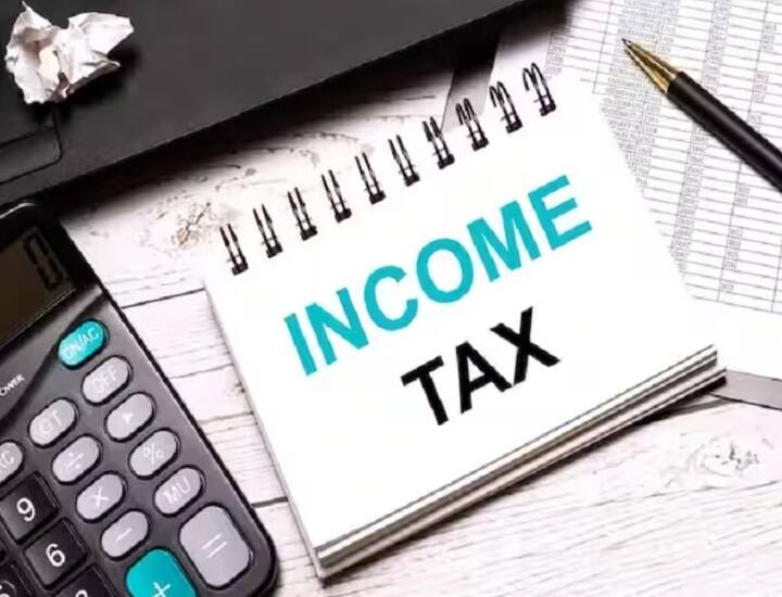 સૌ પ્રથમ, જાણી લો કે જે લોકોએ TDS અથવા તેમની ટેક્સ જવાબદારી કરતાં વધુ ટેક્સ જમા કર્યો છે તેમને આવકવેરા રિફંડ મળશે.