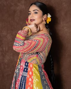 Sreemukhi Latest Photos : కుందనపు బొమ్మలా శ్రీముఖి - అందమంతా కుమ్మరించినట్టు