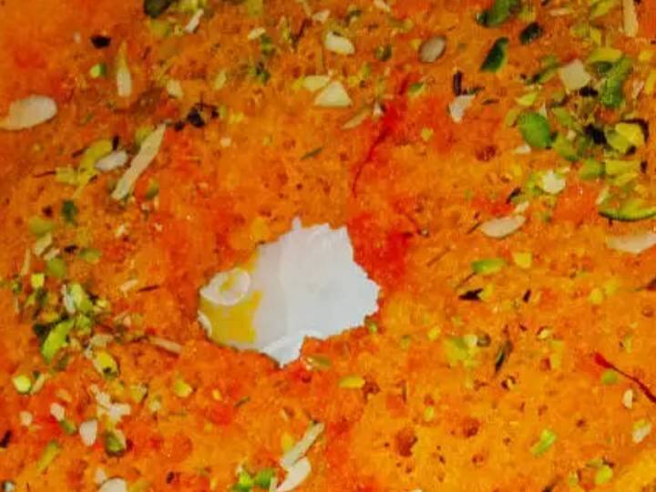 इसमें दूध, आटा और एक कप पानी डालें. एक स्मूथ बैटर बनाने के लिए इन सामग्रियों को मिलाएं. खाने के रंग को पानी में घोलें और बैटर में मिला दें. आवश्यकतानुसार और पानी डालें. बैटर को काफी पतला होने तक मिलाएं.