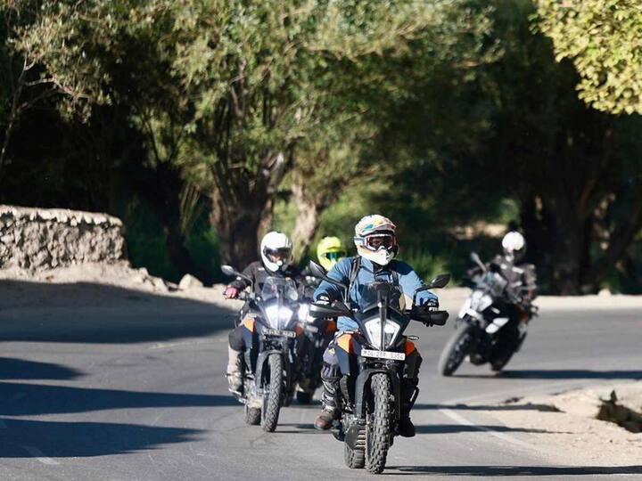 Rahul Gandhi was seen leading his riders' team as they manoeuvered the steep bends and curves on the way to Pangong Tso. (Source: Instagram/@incindia)
