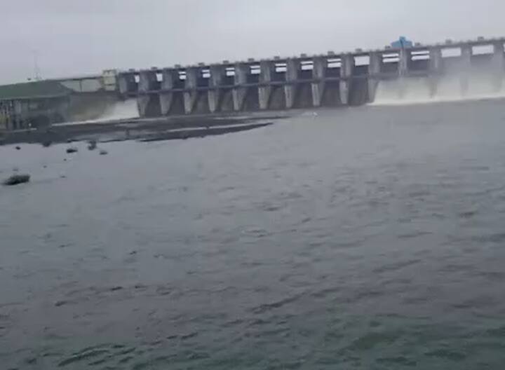 हे दरवाजे  30 सेमीने उघडण्यात आले आहेत.