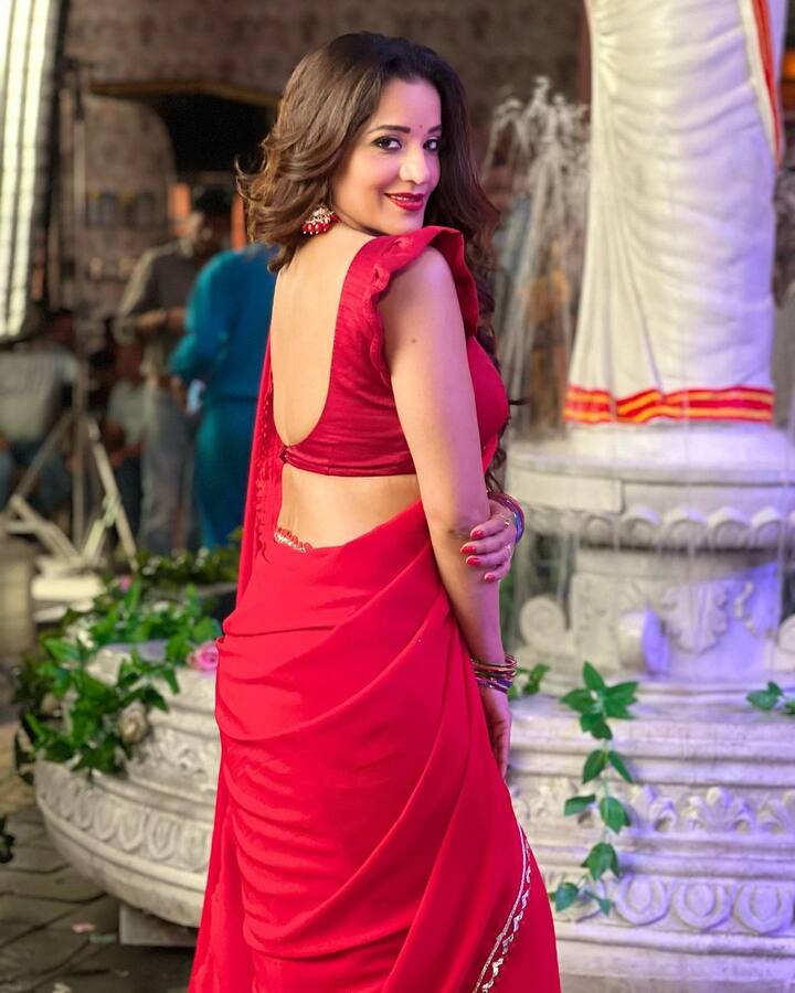રેડ કલરની સાડીમાં મોનાલીસા ખૂબ જ ગ્લેમરસ લાગી રહી છે.