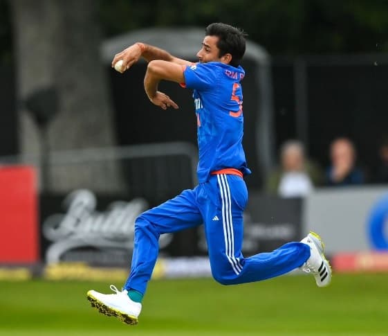 তরুণ লেগস্পিনার রবি বিষ্ণোই ফের সুযোগ পেয়েই বাজিমাত করলেন। ২৪ রানের বিনিময়ে ২ উইকেট তুলে নিয়েছিলেন।