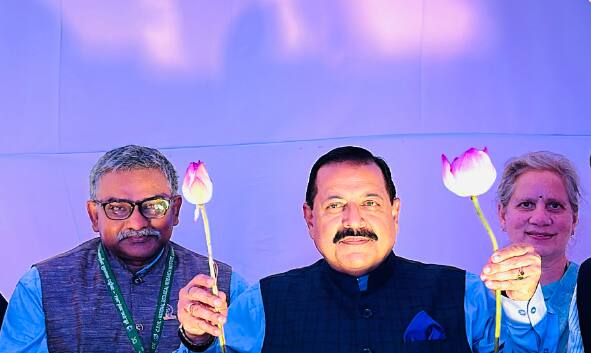 minister Dr Jitendra Singh unveils new variety Lotus flower developed by Lucknow Institute CSIR NBRI Named Namoh 108 the new Lotus has 108 petals Lotus : कमळाच्या नव्या प्रजातीचा शोध; मंत्री जितेंद्र सिंहांकडून “नमो 108” कमळाचं अनावरण