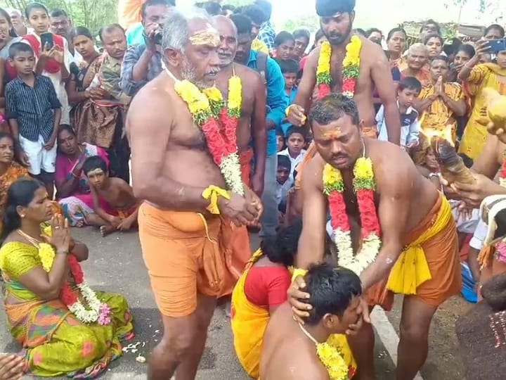 தலையில் தேங்காய் உடைத்து சாட்டையடி வாங்கிய பக்தர்கள் - கரூரில் வினோத நிகழ்ச்சி